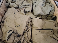 Partij regenjassen, rokken, broeken en diverse kleding - afbeelding 22 van  23