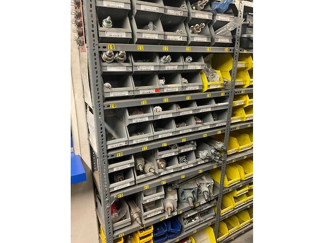 Partij reservedelen - afbeelding 12 van  39