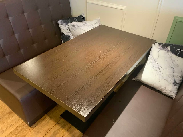 Partij restaurantinrichting - 4 banken / 3 tafels / 4 stoelen - afbeelding 2 van  5