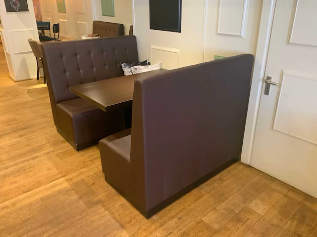 Partij restaurantinrichting - 4 banken / 3 tafels / 4 stoelen - afbeelding 3 van  5