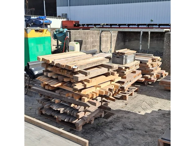 Partij restmateriaal hout op 3x pallet - afbeelding 1 van  6