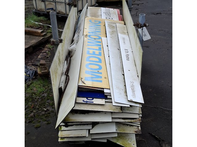 Partij restmateriaal trespa in transportbok - afbeelding 1 van  6