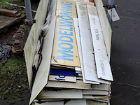 Partij restmateriaal trespa in transportbok