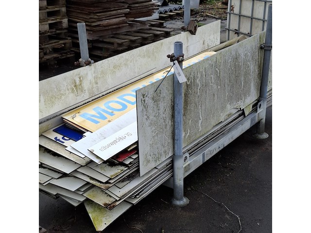 Partij restmateriaal trespa in transportbok - afbeelding 2 van  6