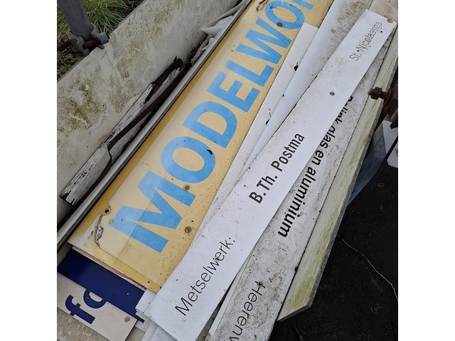 Partij restmateriaal trespa in transportbok - afbeelding 3 van  6