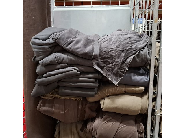 Partij ribfluweel, coupons en confectiedelen - afbeelding 2 van  11