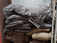 Partij ribfluweel, coupons en confectiedelen - afbeelding 2 van  11