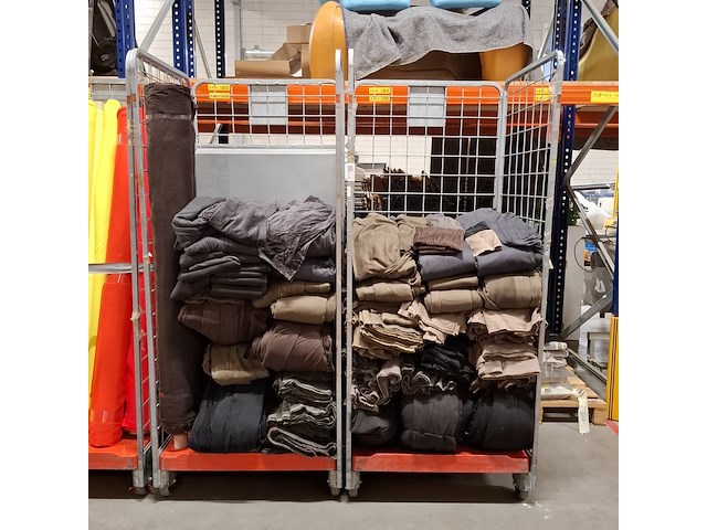 Partij ribfluweel, coupons en confectiedelen - afbeelding 1 van  11