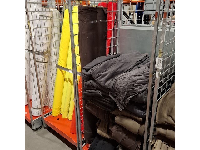 Partij ribfluweel, coupons en confectiedelen - afbeelding 9 van  11