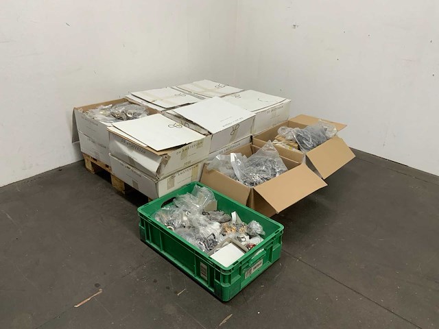 Partij riemen, gespen, accessoires en toebehoren - afbeelding 1 van  12