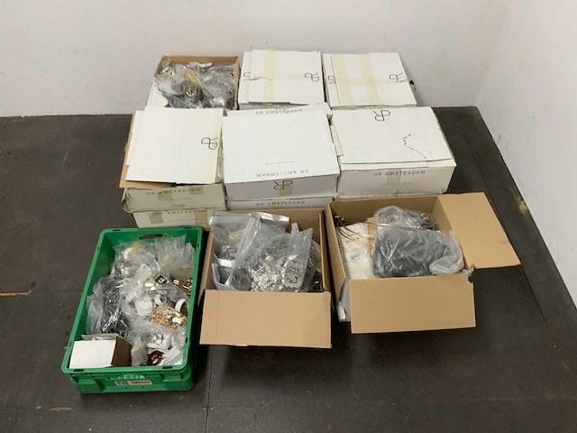 Partij riemen, gespen, accessoires en toebehoren - afbeelding 5 van  12