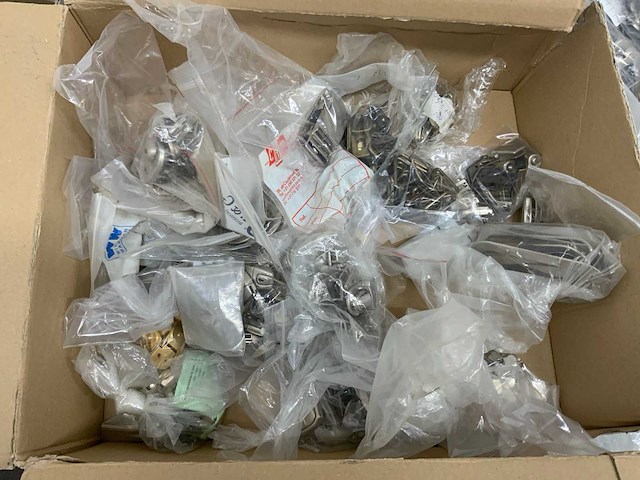 Partij riemen, gespen, accessoires en toebehoren - afbeelding 9 van  12