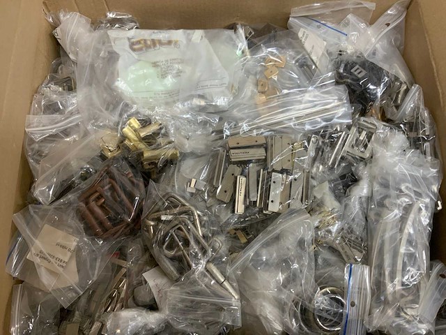 Partij riemen, gespen, accessoires en toebehoren - afbeelding 11 van  12