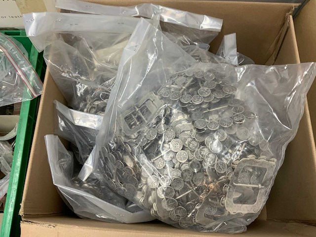 Partij riemen, gespen, accessoires en toebehoren - afbeelding 2 van  9