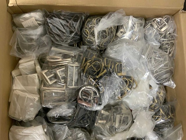 Partij riemen, gespen, accessoires en toebehoren - afbeelding 4 van  9