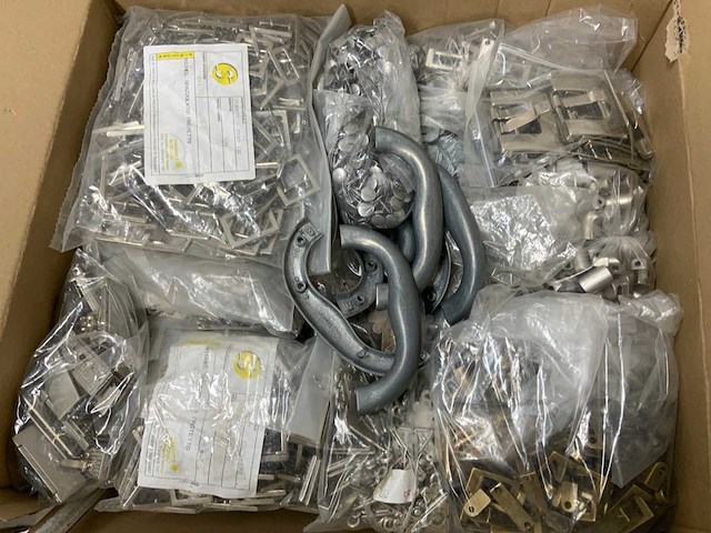 Partij riemen, gespen, accessoires en toebehoren - afbeelding 5 van  9