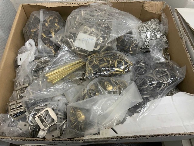 Partij riemen, gespen, accessoires en toebehoren - afbeelding 7 van  9