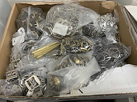 Partij riemen, gespen, accessoires en toebehoren - afbeelding 7 van  9