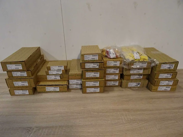 Partij rijgklemmen, 28 verpakkingen - afbeelding 1 van  14