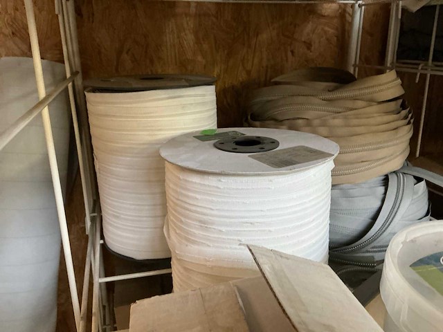 Partij ritsen en stoffen - afbeelding 2 van  14