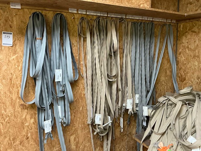 Partij ritsen en stoffen - afbeelding 1 van  14