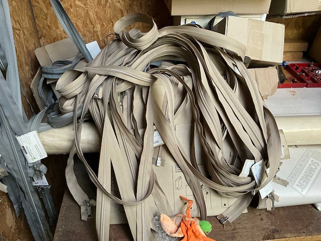 Partij ritsen en stoffen - afbeelding 10 van  14