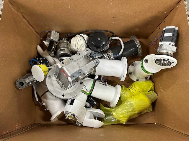 Partij robotica-/machineonderdelen: robotarmdelen, stappenmotoren, reductoren en pneumatiekcomponenten - afbeelding 11 van  11