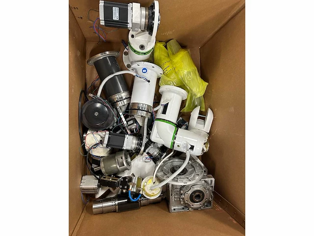 Partij robotica-/machineonderdelen: robotarmdelen, stappenmotoren, reductoren en pneumatiekcomponenten - afbeelding 2 van  11