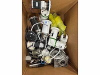 Partij robotica-/machineonderdelen: robotarmdelen, stappenmotoren, reductoren en pneumatiekcomponenten - afbeelding 2 van  11