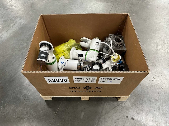 Partij robotica-/machineonderdelen: robotarmdelen, stappenmotoren, reductoren en pneumatiekcomponenten - afbeelding 5 van  11