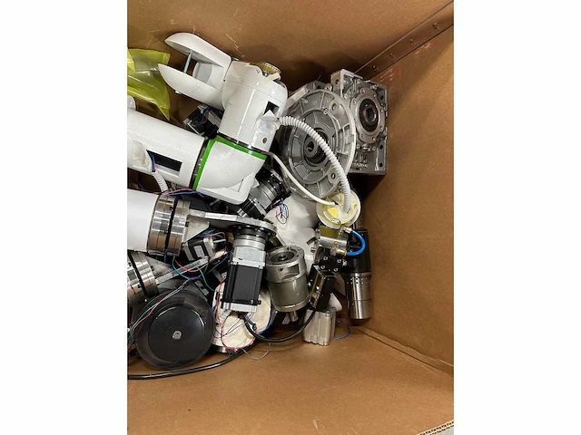 Partij robotica-/machineonderdelen: robotarmdelen, stappenmotoren, reductoren en pneumatiekcomponenten - afbeelding 3 van  11