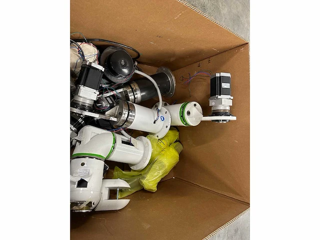 Partij robotica-/machineonderdelen: robotarmdelen, stappenmotoren, reductoren en pneumatiekcomponenten - afbeelding 3 van  11