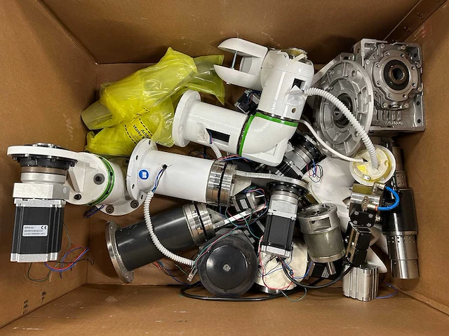 Partij robotica-/machineonderdelen: robotarmdelen, stappenmotoren, reductoren en pneumatiekcomponenten - afbeelding 5 van  11