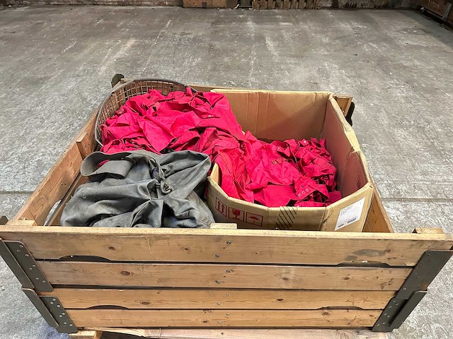 Partij rode halsdoeken met klittenband - afbeelding 2 van  3