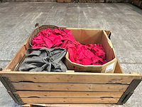 Partij rode halsdoeken met klittenband - afbeelding 2 van  3