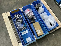 Partij roestvrijstaal koppelingen en afsluiters - afbeelding 1 van  8