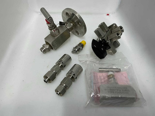 Partij roestvrijstaal koppelingen en afsluiters - afbeelding 2 van  8