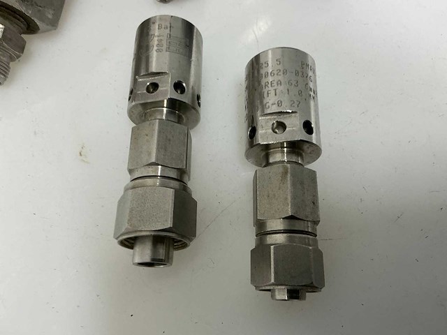 Partij roestvrijstaal koppelingen en afsluiters - afbeelding 3 van  8