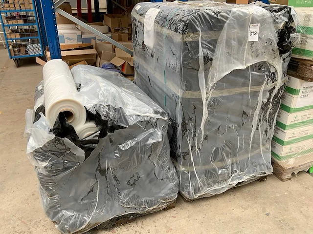Partij rollen plastic - afbeelding 1 van  8
