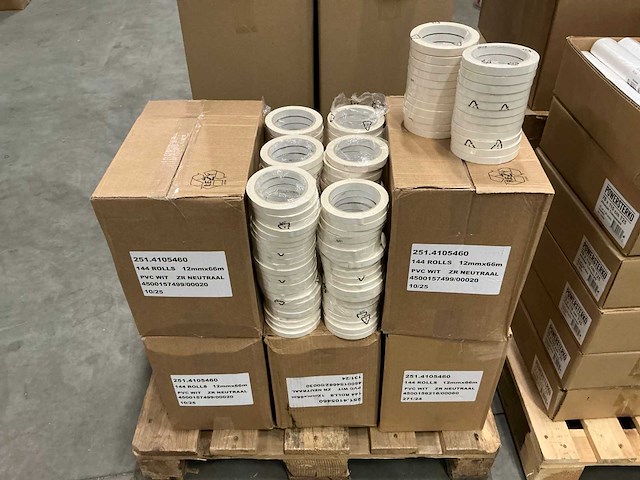 Partij rollen pvc wit zr neutraal 12mmx66m (886x) - afbeelding 1 van  3