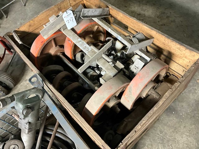 Partij rollend transport onderdelen. - afbeelding 1 van  3