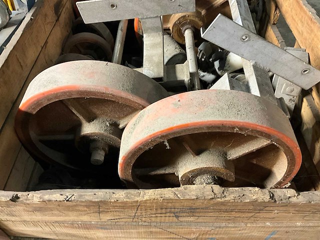 Partij rollend transport onderdelen. - afbeelding 2 van  3