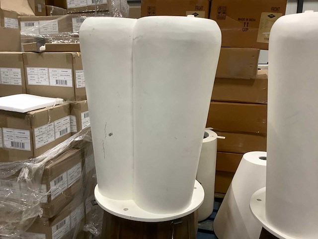 Partij ronde eettafels - afbeelding 17 van  32