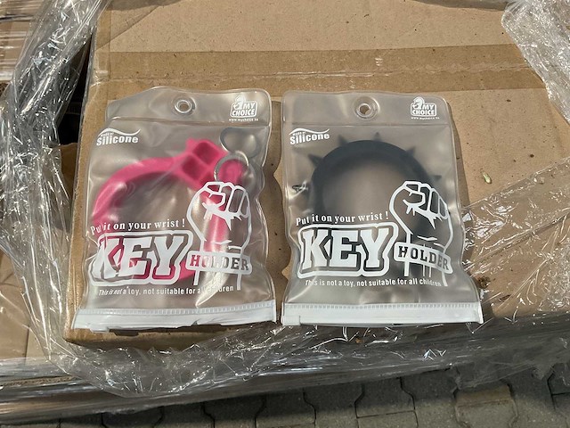 Partij roze + zwart handboeien sleutelhanger (1105) - afbeelding 1 van  4