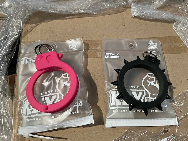 Partij roze + zwart handboeien sleutelhanger (1105) - afbeelding 1 van  4