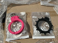Partij roze + zwart handboeien sleutelhanger (1105) - afbeelding 1 van  4