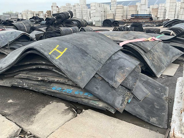 Partij rubber diverse afmetingen circa 210m2 - afbeelding 1 van  6