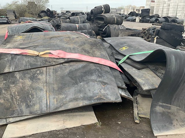 Partij rubber diverse afmetingen circa 210m2 - afbeelding 2 van  2