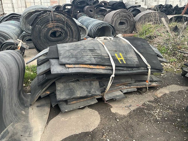 Partij rubber diverse afmetingen circa 210m2 - afbeelding 4 van  5