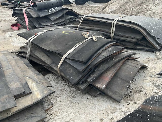 Partij rubber diverse afmetingen circa 500m2 - afbeelding 4 van  9